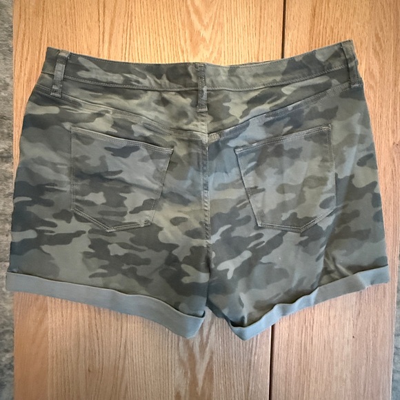 Universal Thread High Rise Camo Shorts – Size 16 / 33 – Like New - Picture 4 of 5